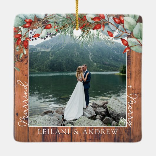 Pas getrouwd Kerstfoto Waterverf Holly Rustic Keramisch Ornament (Achterkant)
