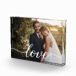 Pas getrouwd Liefde Keepsake bruiloft foto Custom<br><div class="desc">Verras de pasgetrouwden met een echt gedenkwaardig geschenk - dit elegante aangepaste trouwfotoblok met een stijlvol liefdesscript met langstaartmoerassen. Deze chique en moderne souvenir is ontworpen om hun favoriete trouwfoto prachtig weer te geven, waardoor een tijdloos stuk ontstaat dat ze voor altijd zullen koesteren. Perfect voor het versieren van hun...</div>