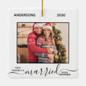 Pas getrouwd met kerstcadeautjes foto keramisch ornament (Achterkant)