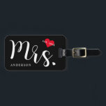 Pas getrouwd mevrouw Black and White Bagagelabel<br><div class="desc">Moderne elegante en trendy bagagelabel voor nieuwe MRS. Het ontwerp kenmerkt kalligrafiekmanuscript "'MRS."in witte kleur op zwarte achtergrond die door de nieuwe familienaam wordt gevolgd. Perfect geschenk voor pas gehuwd. Personaliseer uw contactgegevens en het jaar van de bruiloft.  Overeenkomend MR label beschikbaar.</div>