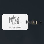 Pas getrouwd mevrouw Luggage Bag Label Bagagelabel<br><div class="desc">Pas getrouwd mevrouw de voornaam Silver Foil Modern Luggage Bag Label. Dit label is perfect voor de huwelijksvakantie na de bruiloft. De achternaam van mevrouw heeft een Label van de heer Silver Foil Bag.</div>