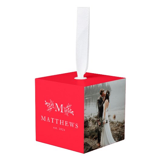 Pas getrouwd monogram eerste kerstfoto ornament (Voorkant hoekig)