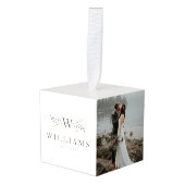 Pas getrouwd monogram eerste kerstfoto ornament (Voorkant hoekig)