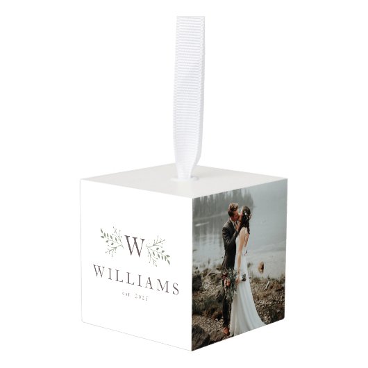 Pas getrouwd monogram eerste kerstfoto ornament (Voorkant hoekig)