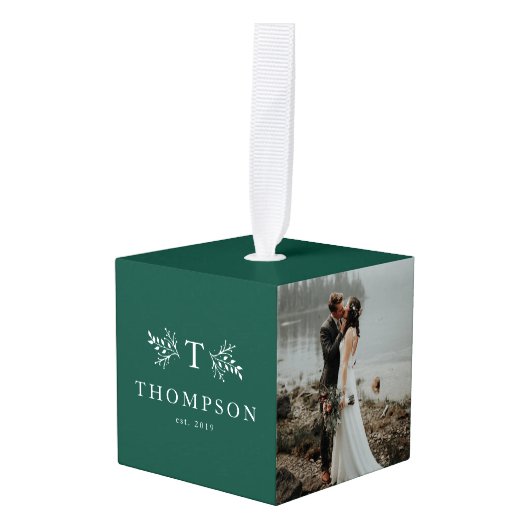 Pas getrouwd monogram groene eerste kerstfoto decoratie (Voorkant hoekig)