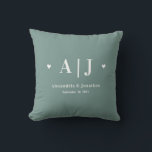 Pas getrouwd Monogram Sage Groen Keepsake Kussen<br><div class="desc">Dit kussen met worp biedt een modern minimaal ontwerp met een monogram en de naam en trouwdatum van de pasgetrouwden. De achtergrond is lichtsalie groen en kan worden veranderd in elke andere donkere kleur. Dit is een geweldig persoonlijk aandenken geschenk voor de pasgetrouwden.</div>