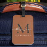 Pas getrouwd Mr. Mrs. Black Monogram noemt TerraCo Bagagelabel<br><div class="desc">Chique, modern en eenvoudig monogram bagagelabel met de tekst Mr en Mrs in wit elegant handgeschreven scriptkalligrafie op een terracotta achtergrond met uw monogram in gitzwart. Voeg eenvoudig uw getrouwde naam, jaar gevestigd en monogram toe in stijlvolle typografie. Perfect luxe cadeau voor de bruiloft gasten van het pasgetrouwde paar. Exclusief...</div>