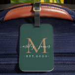 Pas getrouwd Mr. Mrs. Gold Monogram Namen Donkergr Bagagelabel<br><div class="desc">Chique, modern en eenvoudig monogram bagagelabel met de tekst Mr en Mrs in wit elegant handgeschreven scriptkalligrafie op een donkergroene achtergrond met uw monogram in goud. Voeg eenvoudig uw getrouwde naam, jaar gevestigd en monogram toe in stijlvolle typografie. Perfect luxe cadeau voor de bruiloft gasten van het pasgetrouwde paar. Exclusief...</div>