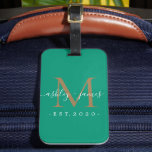 Pas getrouwd Mr. Mrs. Gold Monogram Namen Smaragd Bagagelabel<br><div class="desc">Chique, modern en eenvoudig monogram bagagelabel met de tekst Mr en Mrs in wit elegant handgeschreven scriptkalligrafie op een smaragdgroene achtergrond met uw monogram in goud. Voeg eenvoudig uw getrouwde naam, jaar gevestigd en monogram toe in stijlvolle typografie. Perfect luxe cadeau voor de bruiloft gasten van het pasgetrouwde paar. Exclusief...</div>