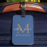 Pas getrouwd Mr. Mrs. Gold Monogram Names Classic  Bagagelabel<br><div class="desc">Chique, modern en eenvoudig monogram bagagelabel met de tekst Mr en Mrs in wit elegant handgeschreven scriptkalligrafie op een klassieke blauwe achtergrond met uw monogram in goud. Voeg eenvoudig uw getrouwde naam, jaar gevestigd en monogram toe in stijlvolle typografie. Perfect luxe cadeau voor de bruiloft gasten van het pasgetrouwde paar....</div>