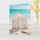 Pas getrouwd namen op een strand met zeesterren kaart (Gele Bloem)
