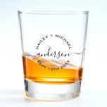 Pas getrouwd Paar Bruiloft Jubileum Shot Glas<br><div class="desc">Elegante bruiloft geschoten glas partij gunst voor pasgetrouwd stel Personaliseer het door het toevoegen van een elke echtgenoot naam,  achternaam en uw trouwdag datum. Geweldig zijn en haar vrijgezellenfeest cadeau voor een man en vrouw.</div>