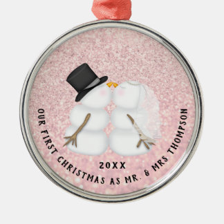 Pas getrouwd roze sneeuwpaar eerste kerstmis metalen ornament
