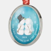 Pas getrouwd Sneeuwpaar Eerste Kerstmis Metalen Ornament (Links)