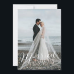 Pas getrouwd voor gehuwde vrouwen Foto Collage Hol Feestdagenkaart<br><div class="desc">Gehuwd en vrolijk modern fotodesign vakantiekaart voor het nieuwe echtpaar. Voeg een foto en namen aan de voorkant van de kaart toe. Deel nog vier van je favoriete trouwfoto's op de achterkant van de kaart samen met je monogram.</div>