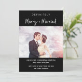 Pas getrouwd voor huwelijksfeestdag en vrolijke fe feestdagenkaart (Staand voorkant)