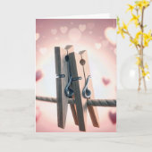 Pas getrouwd wasknijpers op een waslijn kaart (Gele Bloem)