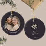 Pas getrouwd's eerste kerstfoto Ornament<br><div class="desc">Vier een bijzondere mijlpaal met het Eerste Kerst ornament van deze Pas getrouwd. Koester uw eerste vakantie samen als een getrouwd paar met dit prachtige ornament met een aanpasbare foto omlijst door een delicate champagne gouden sneeuwvlok op een rijke donkere achtergrond. De voorkant toont op elegante wijze 'Onze Eerste Kerstmis'...</div>