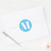 Pas het aantal van het monogram initiaal lichtblau ronde sticker (Envelop)