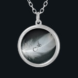 Pas het Fancy Monogram op het Ketting van de Veer<br><div class="desc">Het monogram op dit ketting is lichtjes geroteerd,  zodat het lijkt alsof het op de pil zit.</div>