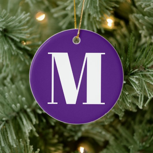 Pas het initiaal paarse kerst van het monogram aan keramisch ornament (Boom)