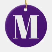 Pas het initiaal paarse kerst van het monogram aan keramisch ornament (Voorkant)