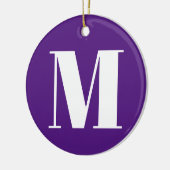 Pas het initiaal paarse kerst van het monogram aan keramisch ornament (Links)