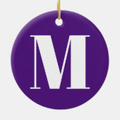 Pas het initiaal paarse kerst van het monogram aan keramisch ornament (Achterkant)