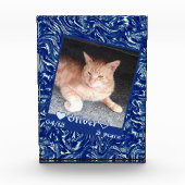 Pas het kattevoer van de lijst op donkerblauwe tex fotoblokken (Voorkant)