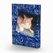 Pas het kattevoer van de lijst op donkerblauwe tex fotoblokken (Rechts)