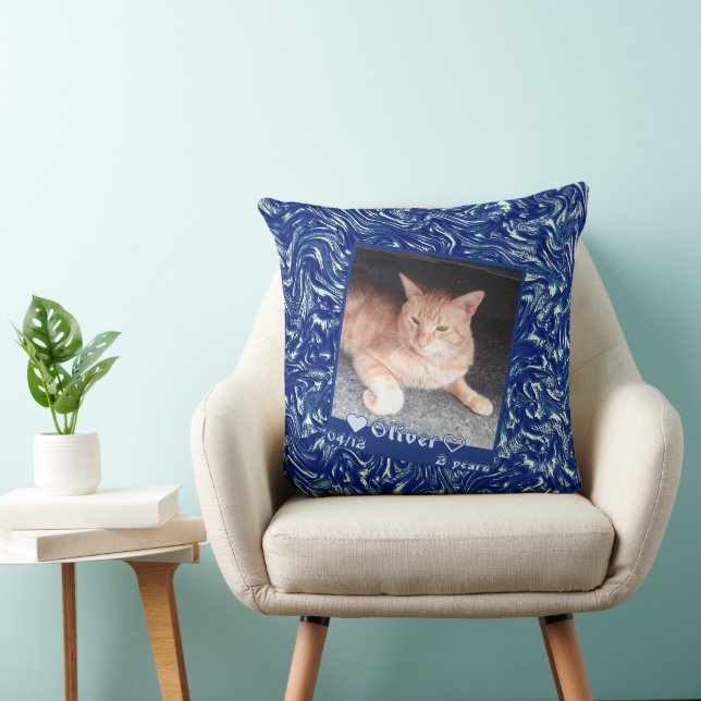 Pas het kattevoer van de lijst op donkerblauwe tex kussen (Stoel)