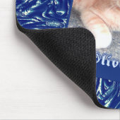 Pas het kattevoer van de lijst op donkerblauwe tex muismat (Hoek)