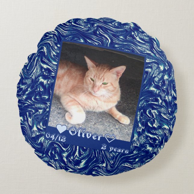 Pas het kattevoer van de lijst op donkerblauwe tex rond kussen (Voorkant)