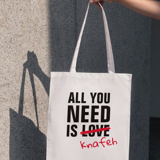 Pas je alles wat je nodig hebt is liefde grappig A Tote Bag
