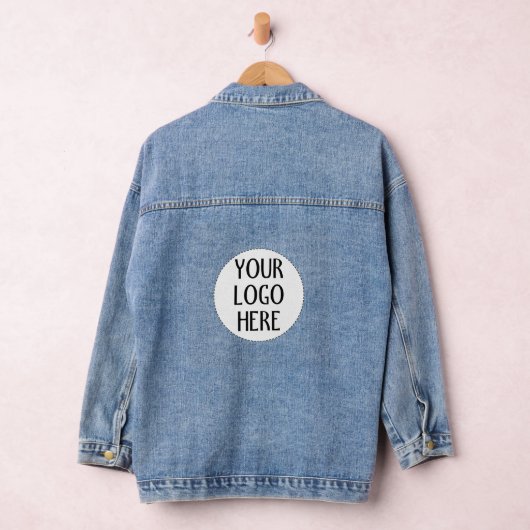 Pas je zwart-wit bedrijfslogo aan denim jacket (Hangar)