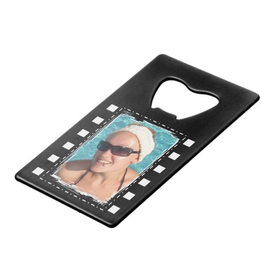 Pas met 2 foto's zwart-wit aan creditkaart flessenopener (Voorkant Gekanteld)