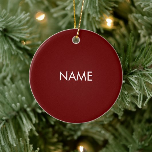 Pas met naam, tekst minimalistisch maroon wit aan keramisch ornament (Boom)