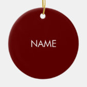 Pas met naam, tekst minimalistisch maroon wit aan keramisch ornament (Voorkant)