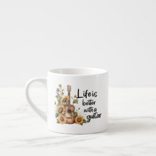 Pas naamgitaar met zonnebloem aan espresso kop