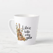 Pas naamgitaar met zonnebloem aan latte mok (Linkerhoek)