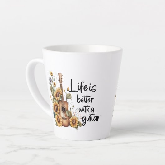 Pas naamgitaar met zonnebloem aan latte mok (Linkerhoek)