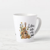 Pas naamgitaar met zonnebloem aan latte mok (Rechterhoek)