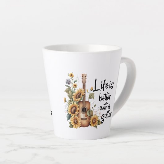 Pas naamgitaar met zonnebloem aan latte mok (Rechterhoek)