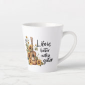 Pas naamgitaar met zonnebloem aan latte mok (Rechts)