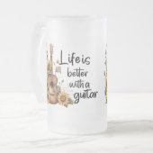 Pas naamgitaar met zonnebloem aan matglas bierpul (Voorkant links)