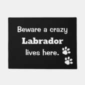 Pas op dat een gekke Labrador hier woont. Deurmat (Voorkant)
