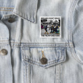 "PAS OP (DRAAG NIET) DE TRUMP SNEAKERS" KNOP VIERKANTE BUTTON 5,1 CM (In situ)