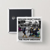 "PAS OP (DRAAG NIET) DE TRUMP SNEAKERS" KNOP VIERKANTE BUTTON 5,1 CM (Voorkant /achterkant)