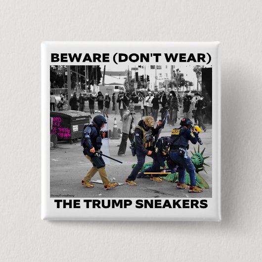 "PAS OP (DRAAG NIET) DE TRUMP SNEAKERS" KNOP VIERKANTE BUTTON 5,1 CM (Voorkant)