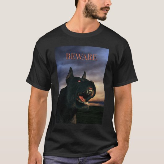 Pas op. Groot zwart hond T-shirt (Voorkant)